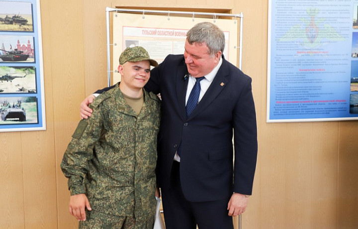 Глава администрации Тулы Беспалов проводил своего сына в армию