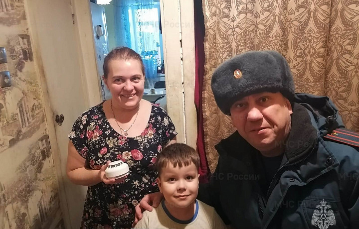 МЧС вручило многодетным семьям из Алексина пожарные извещатели