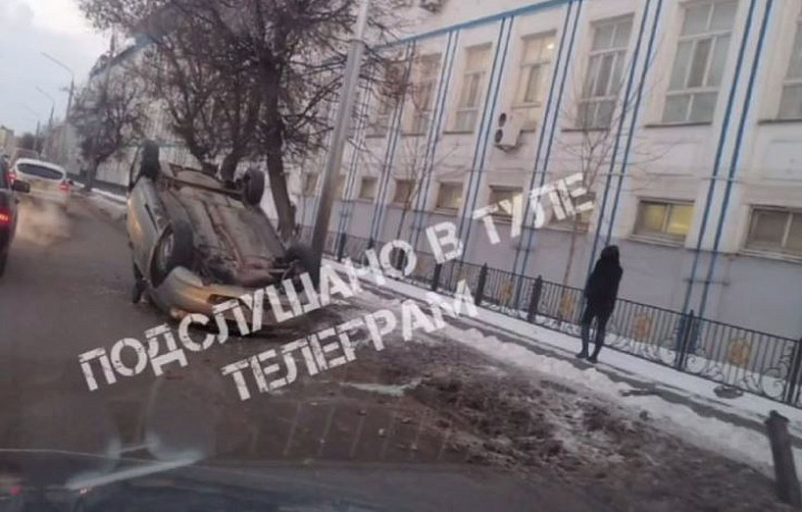 На улице Мосина в Туле перевернулся автомобиль