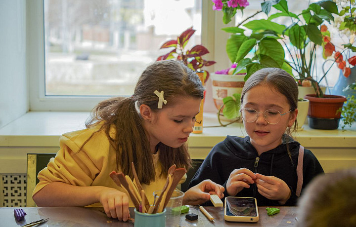 «Я леплю из пластилина»: тульский режиссёр учит детей создавать настоящие мультики