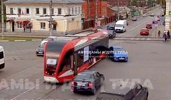 Момент столкновения трамвая и легковушки в Туле попал на видео