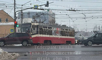 В Туле у музея оружия трамвай сошел с рельсов, на участке – пробка
