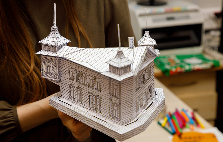 Потрогать историю руками: как художники, краеведы и архитекторы создали бумажный конструктор исчезнувшей тульской «Пивной лавки» в виде дома-корабля