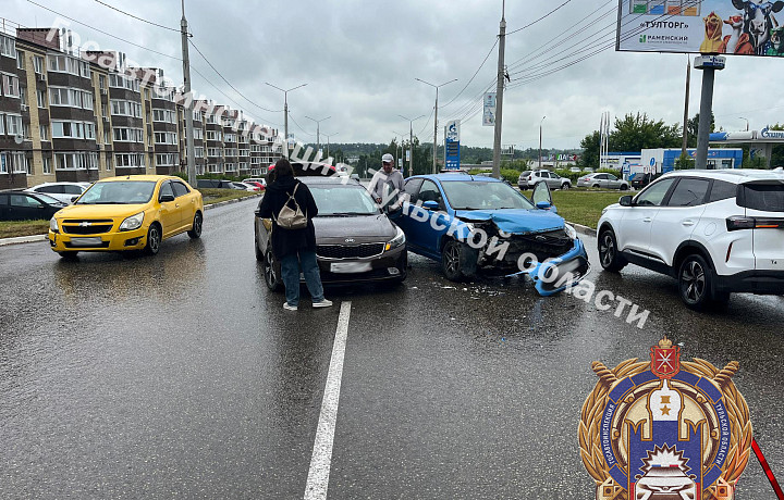 В Новомосковске столкнулись KIA Cerato и Ford Focus