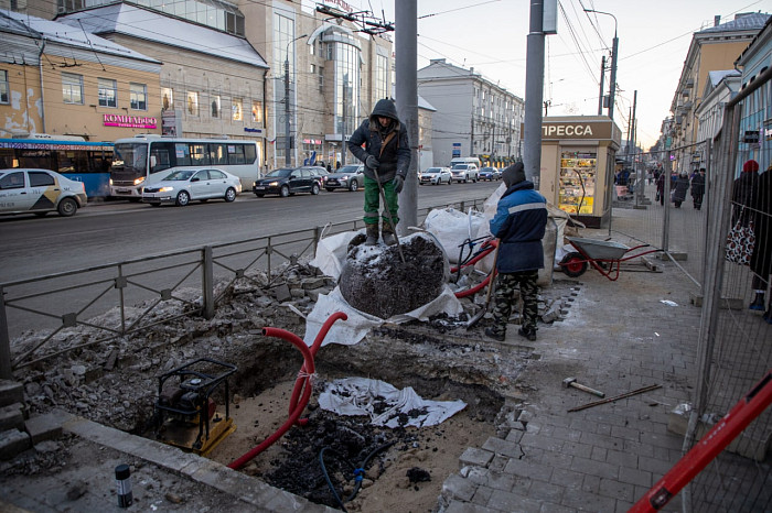 У центра «Родина» на проспекте Ленина в Туле начали устанавливать модули для деревьев