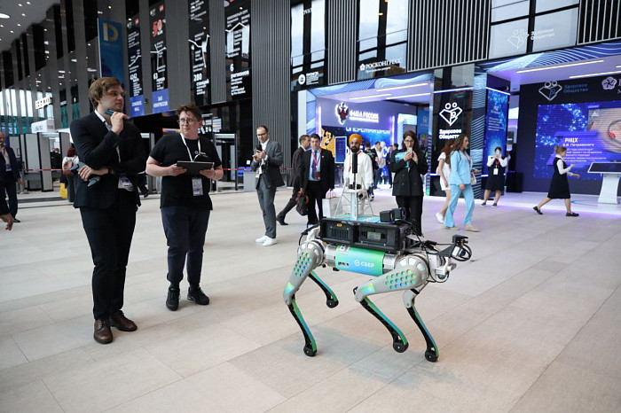 Люди, машины, роскошь: яркие фото третьего дня ПМЭФ-2024