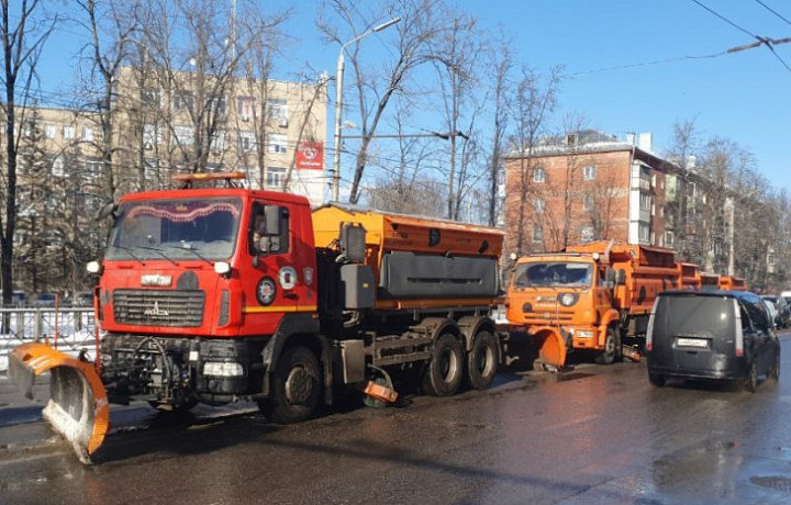 На уборку Тулы 21 февраля вышло сто единиц техники