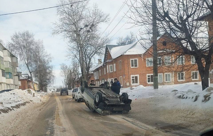 На улице Ленина в Кимовске перевернулся автомобиль