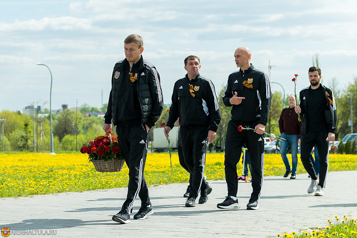 Футболисты «Арсенала» и волейболистки «Тулицы-2» возложили цветы к мемориалу «Защитникам неба Отечества»