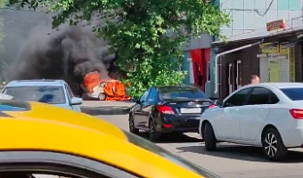 В Туле на улице Колетвинова загорелся автомобиль