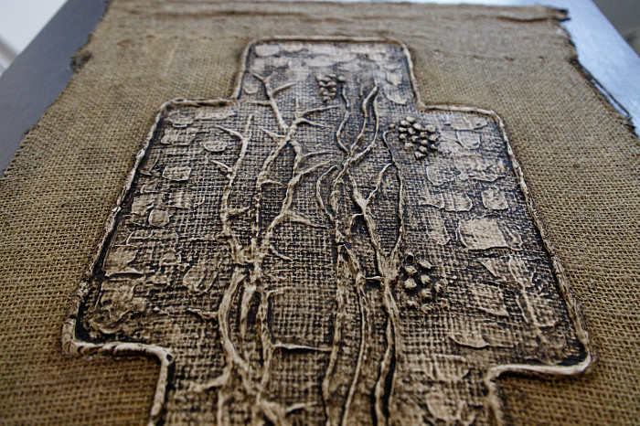 Таинственные маски и средневековые мотивы: в Туле открылась выставка художника Александра Майорова