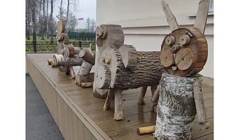Звери-«бревновички» украсили пространство на входе в администрацию «Тульских парков»