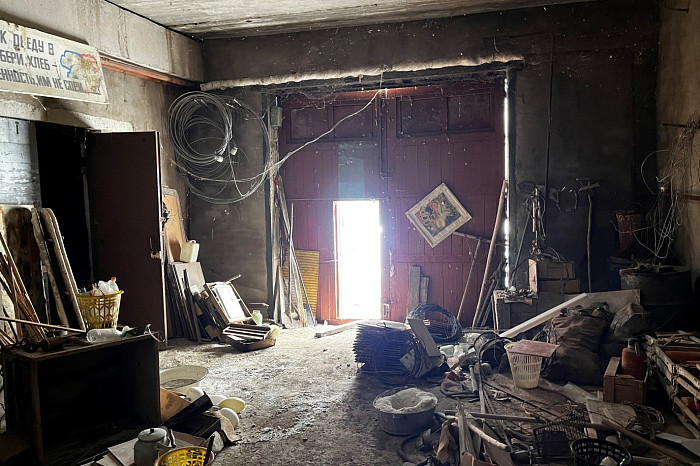 Остались стеклоблоки, граненые стаканы, фотообои и бюст Ленина: под Тулой продают заброшенную советскую спортбазу