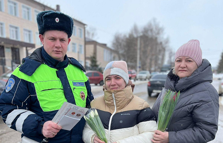 Сотрудники ясногорской Госавтоинспекции Тульской области провели акцию "Цветочный патруль"