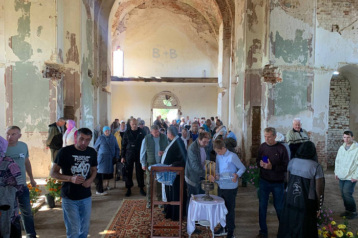 В Суворовском районе в заброшенном храме впервые прошло богослужение
