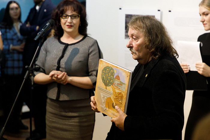 Таинственные маски и средневековые мотивы: в Туле открылась выставка художника Александра Майорова