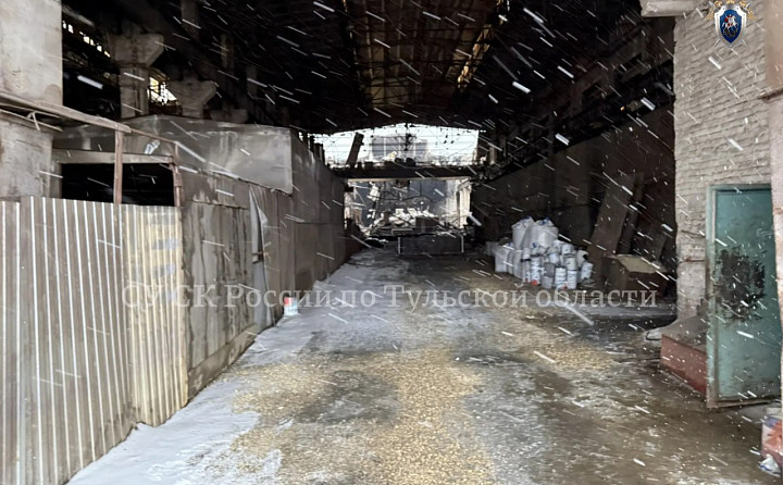 Кровля цеха на площади 1 200 квадратных метров обвалилась в Тульской области: погиб один человек, еще один находится под завалами
