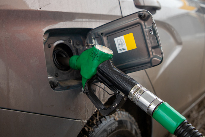Журналисты посчитали, сколько литров бензина можно купить на зарплату в ЦФО