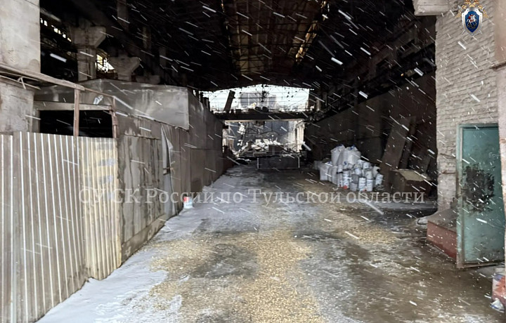Кровля цеха на площади 1 200 квадратных метров обвалилась в Тульской области: погиб один человек, еще один находится под завалами