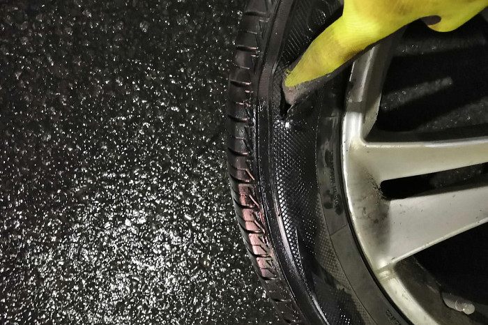 «Пробиты шины и покрышки, погнуты диски»: пострадавшие из-за ямы на Павшинском мосту в Туле автомобилисты рассказали подробности