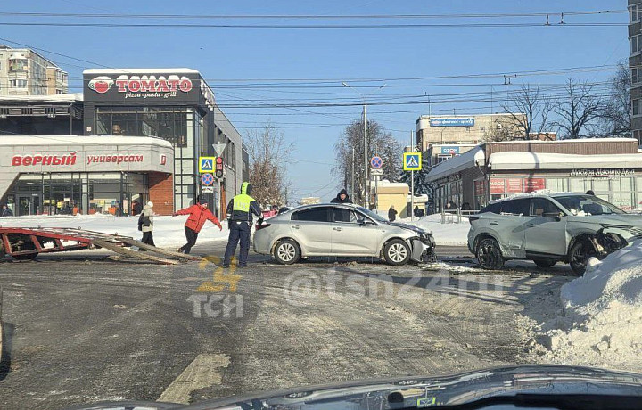 Две легковушки столкнулись на перекрестке улиц Пузакова и Демидовской в Туле