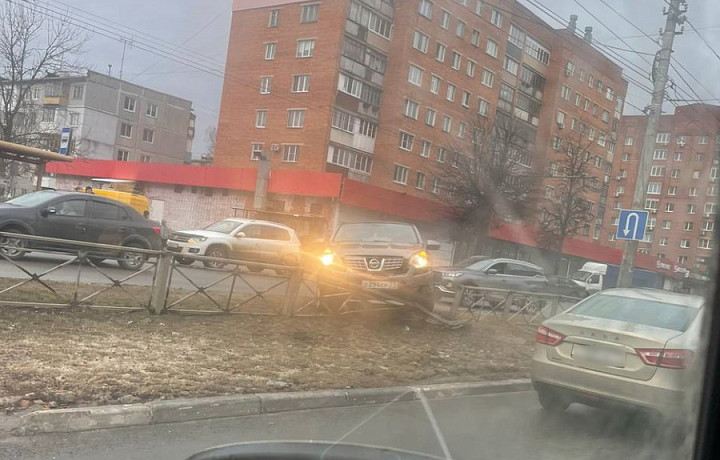 На улице Ложевой в Туле автомобиль Nissan врезался в ограждение