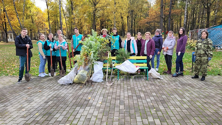 В суворовском городском парке высадили 300 саженцев деревьев