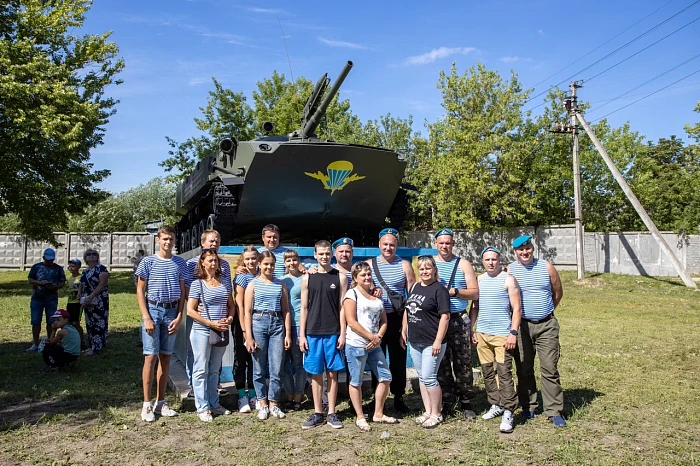 Алексей Дюмин поздравил тульских десантников с Днем ВДВ