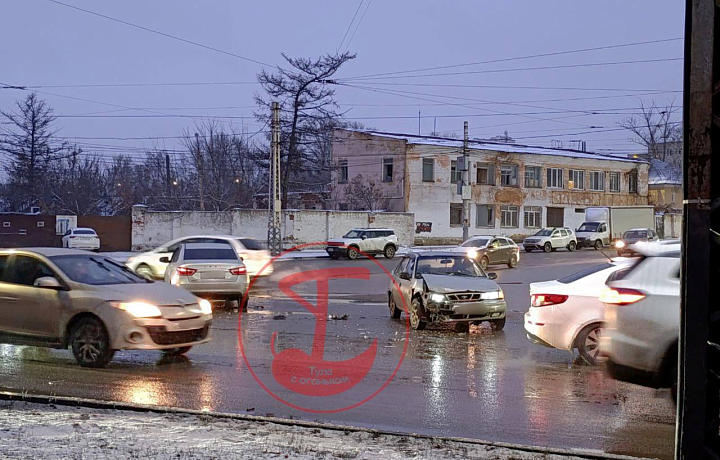 На перекрестке улиц Кауля и Оборонной в Туле произошло ДТП