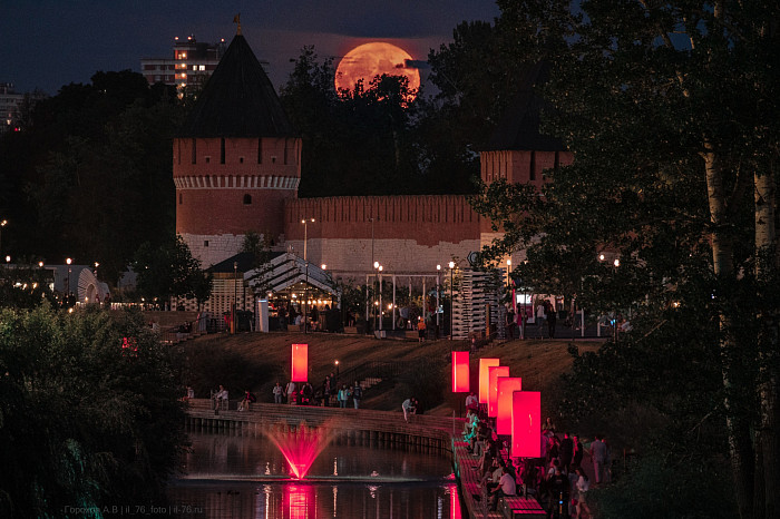 Фотограф запечатлел на камеру суперлуние над тульским Кремлем