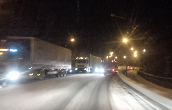 На мосту в Алексине образовался затор из фур