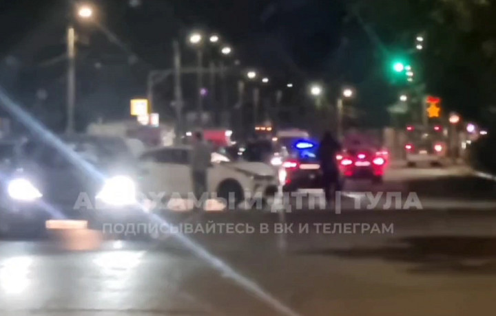 Два автомобиля устроили ДТП у трамвайного депо на улице Кауля в Туле