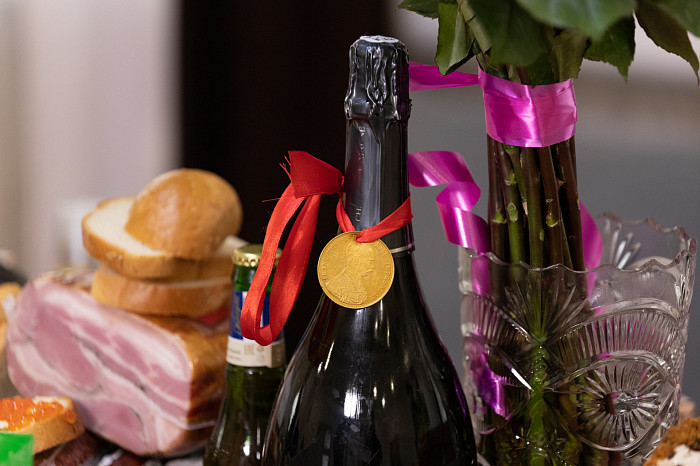 Молодожены-подростки и пир горой: как в тульском Плеханово отмечают цыганские свадьбы