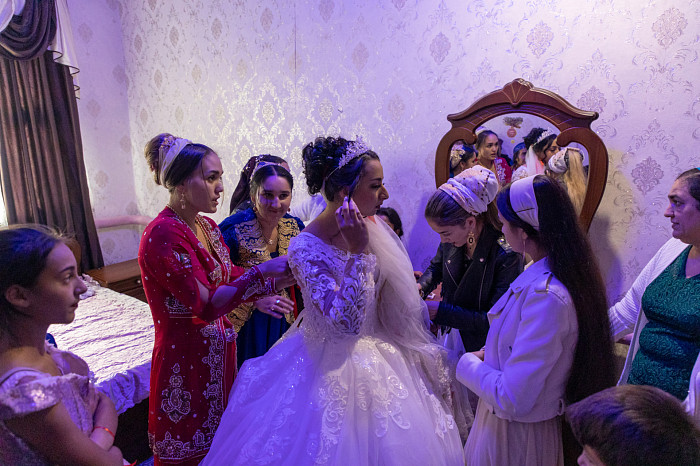 Молодожены-подростки и пир горой: как в тульском Плеханово отмечают цыганские свадьбы