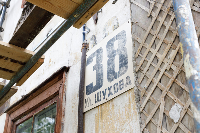 «Все это рухнет людям на голову»: Почему 70-летний разваливающийся деревянный дом по улице Шухова в Туле до сих пор не могут признать аварийным