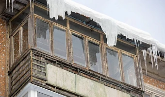 Туляков 7 марта предупредили об опасности схода наледи и снега с крыш