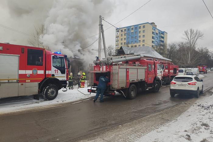 На улице Калинина в Туле загорелся частный жилой дом
