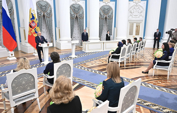 Президент Владимир Путин вручил государственные награды трем тулячкам