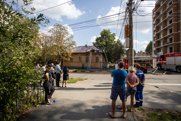 В Туле на улице Свободы загорелся дом