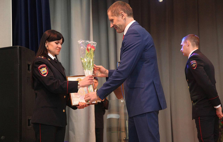 Сотрудниц тульской полиции поздравили с наступающим 8 марта