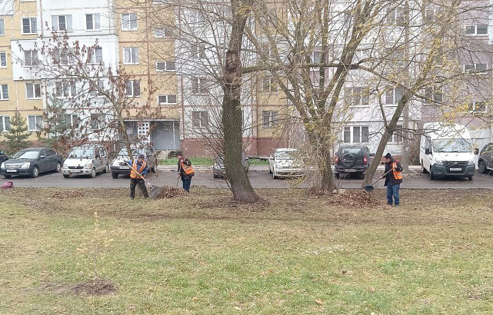 В Туле 8 ноября продолжилась уборка городских улиц, парковок и остановок