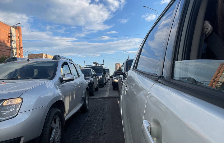 Проспект Ленина в Туле встал в пробках из-за асфальта