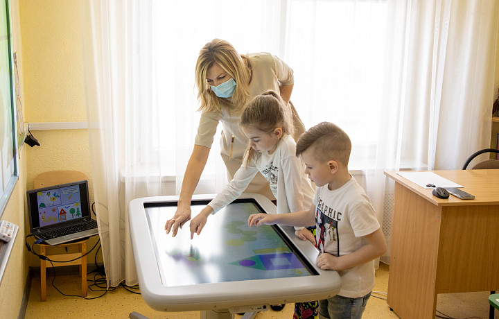 Роспотребнадзор рассказал, сколько минут в день школьникам можно пользоваться гаджетами