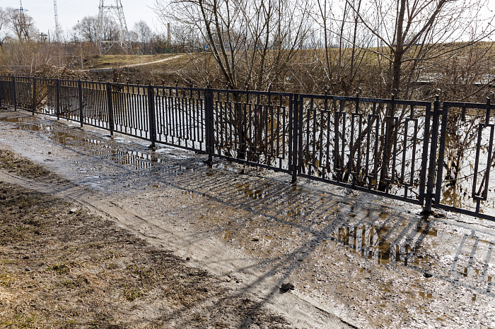 Пролетарская набережная Тулы после «большой воды»: грязь, мусор, коряги – уборка уже идет