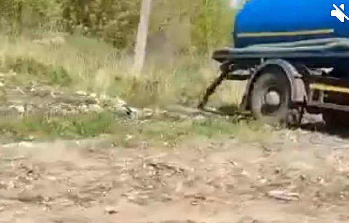 В Тульской области ассенизатор сливал нечистоты на обочину