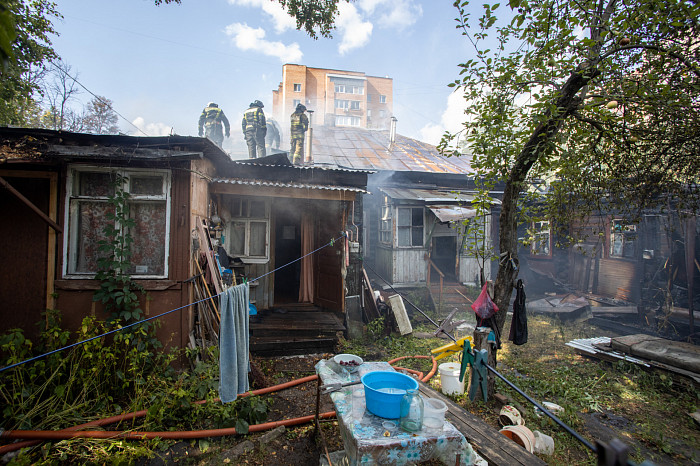 В Туле на улице Свободы загорелся дом