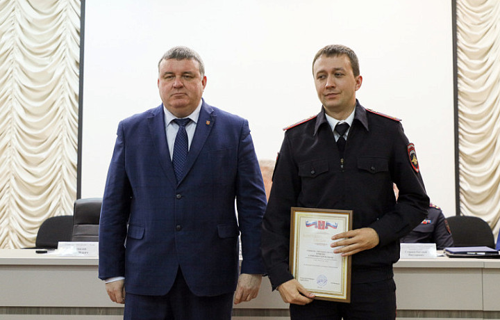 Глава администрации Тулы наградил отличившихся полицейских