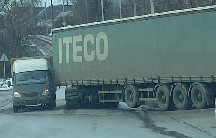 В тульском поселке Плеханово столкнулись «КАМАЗ» и «ГАЗель»