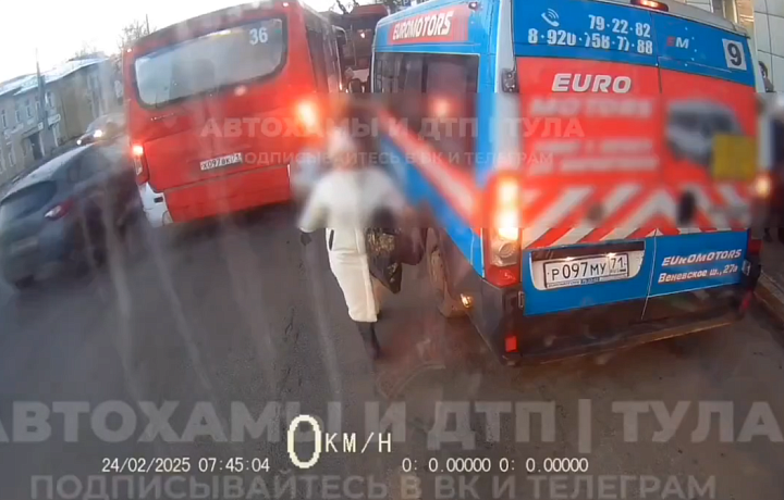 В сети выложили ролик с хаосом, который устроил на остановке в Туле водитель автобуса