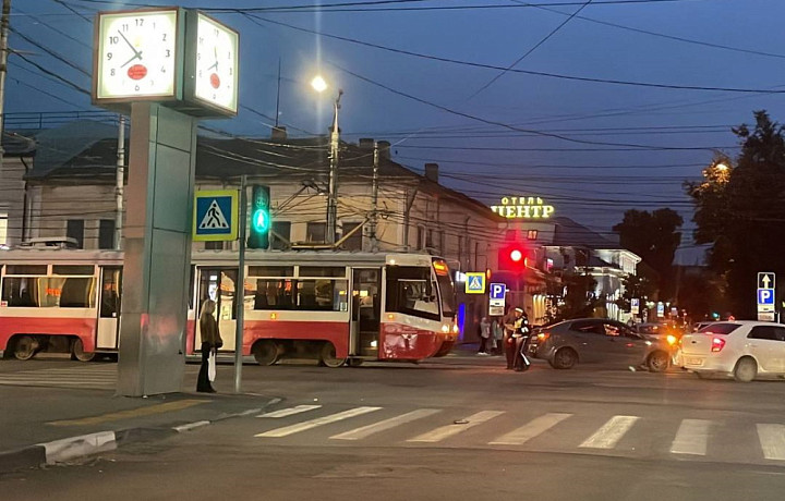 На улице Советской в Туле образовалась задержка трамваев из-за ДТП